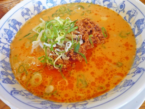 タンタン麺。スープはゴマ味で、赤く見えるのはラー油。炒めた挽肉、ネギがトッピングされている。