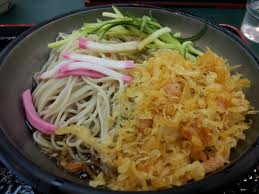 夏季限定の冷やしたぬき。立ち食いに比べ、揚げ玉が本物、かまぼこの質がいくらかいい、キュウリやかいわれなどが入っているという違いがある。