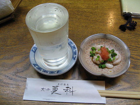 そば屋の酒。コップの冷。ここはつきだしに白子のポン酢和えがついている