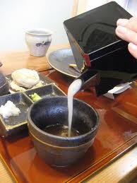 そば湯をつけつゆに入れているところ