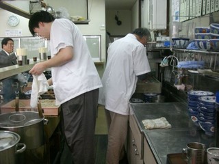立ち食いそば屋の厨房