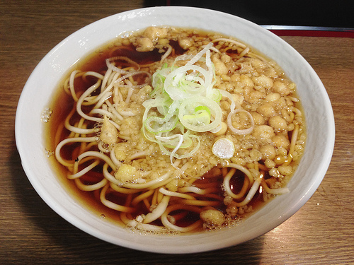 たぬきそば。揚げ玉が乗る。