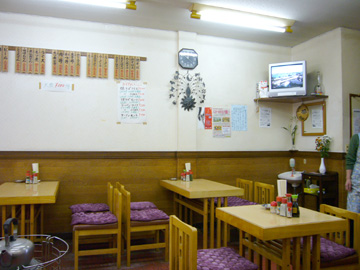 町のそば屋の店内の定番の雰囲気。テレビがあってそこそこ殺風景