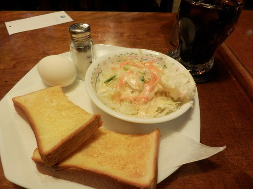 モーニングセット。トーストとサラダとゆで卵