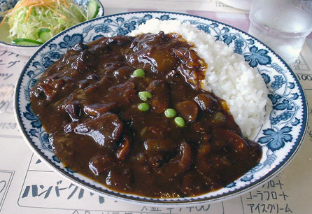 ハヤシライス。グリーンピースが散らしてあるのも定番