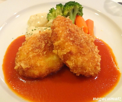 カニクリームコロッケ。トマトソースの上に乗っていて上品。ニンジン、ブロッコリーのソテー