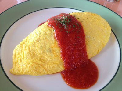 オムライス。トマトソースがかかっている。